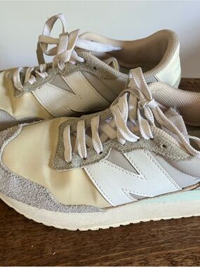 New Balance Women's Cream Retro Runner Sneakers 7